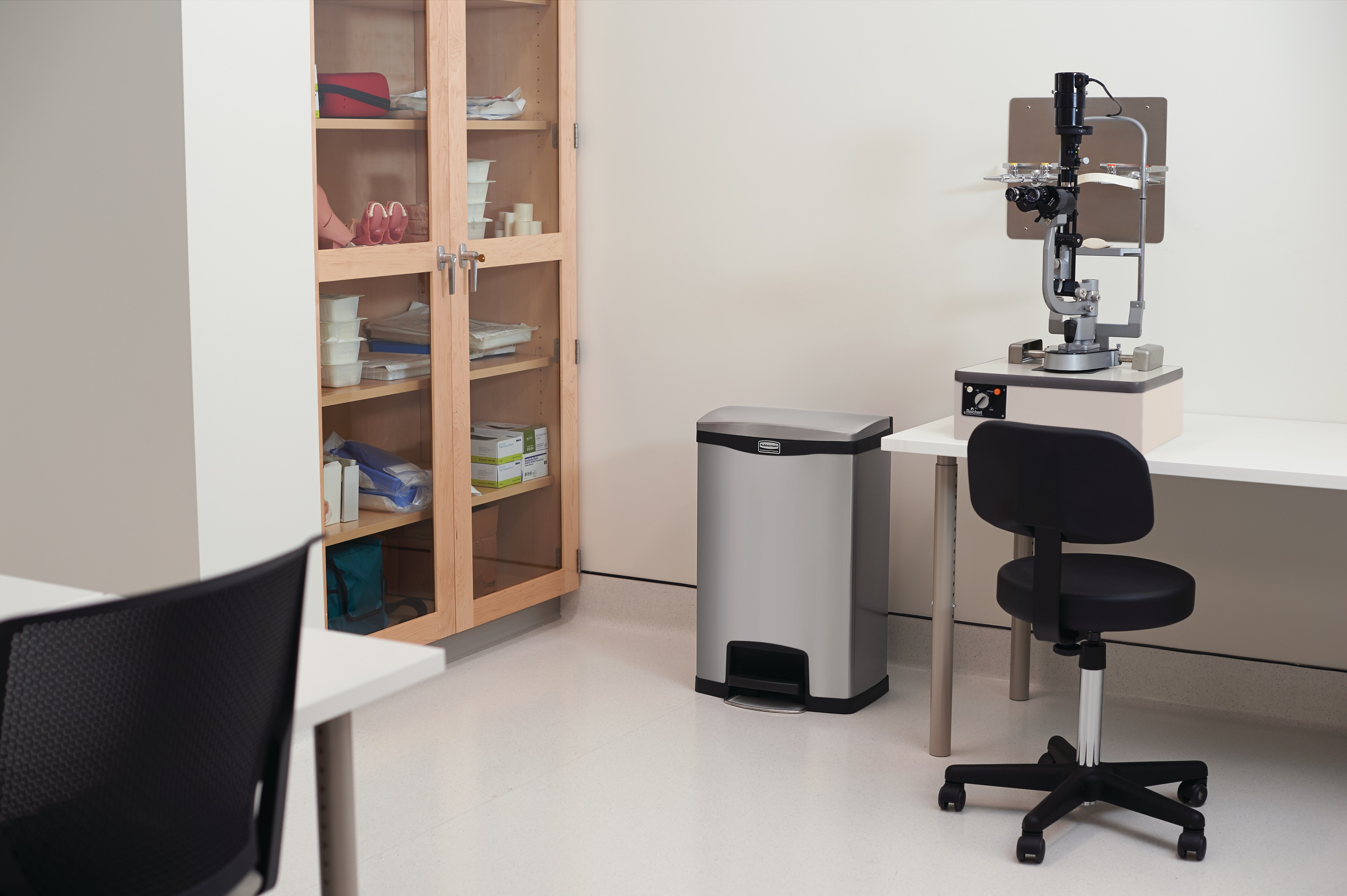 ラバーメイド コマーシャル インプレッションズ™ ステップオンコンテナは、スリムな形状と小さな設置面積が特徴で、狭いスペースにもフィットします。インプレッションズ™ ステップオンコンテナは最高品質の素材で作られており、効率性、安全性、耐久性であらゆる環境のニーズに応えます。