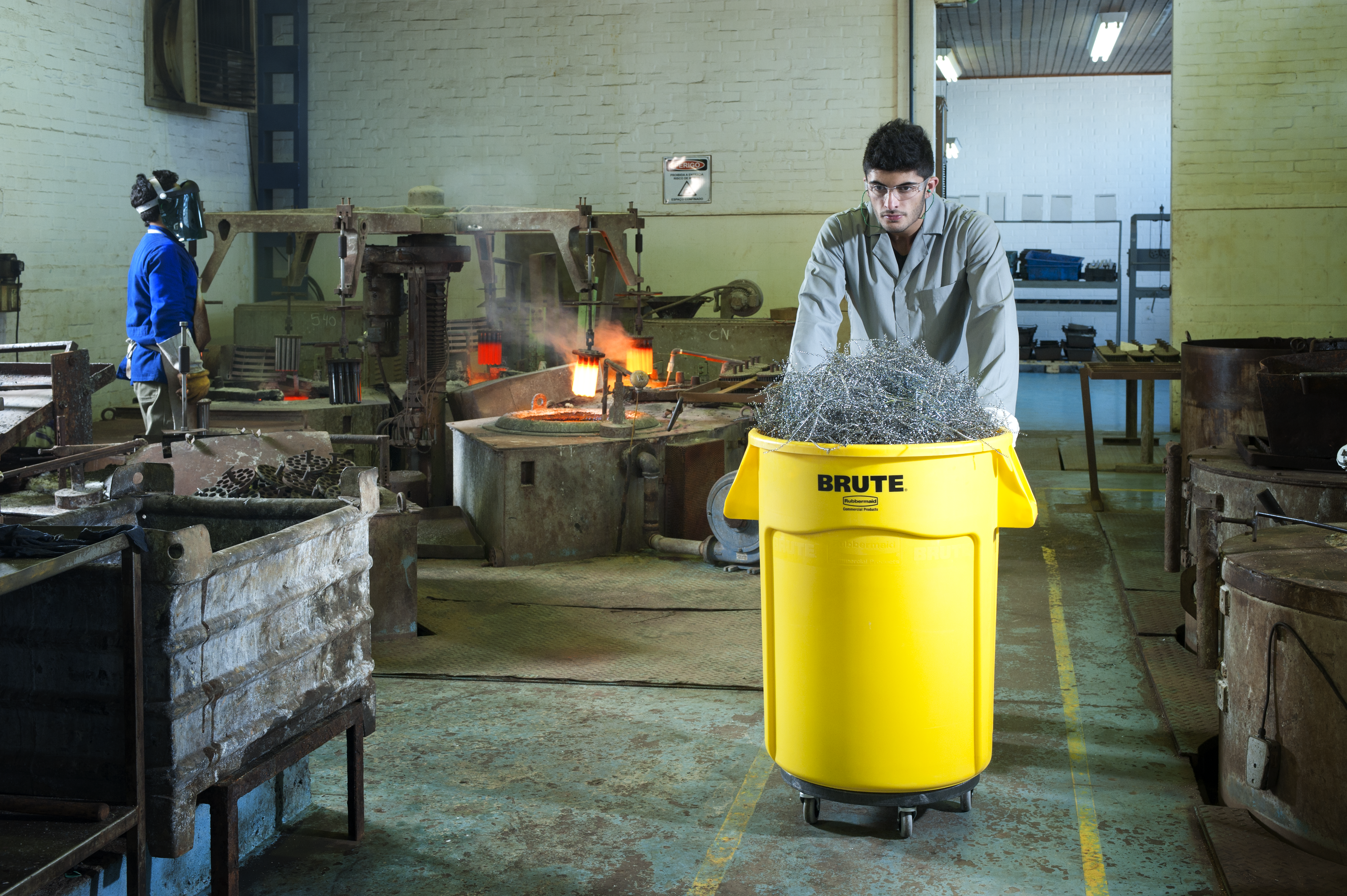 Rubbermaid Commercial BRUTE® Dolly smoothly and efficiently transports 76 l, 121 l, 167 l, 208 l BRUTE® containers easily and quickly.