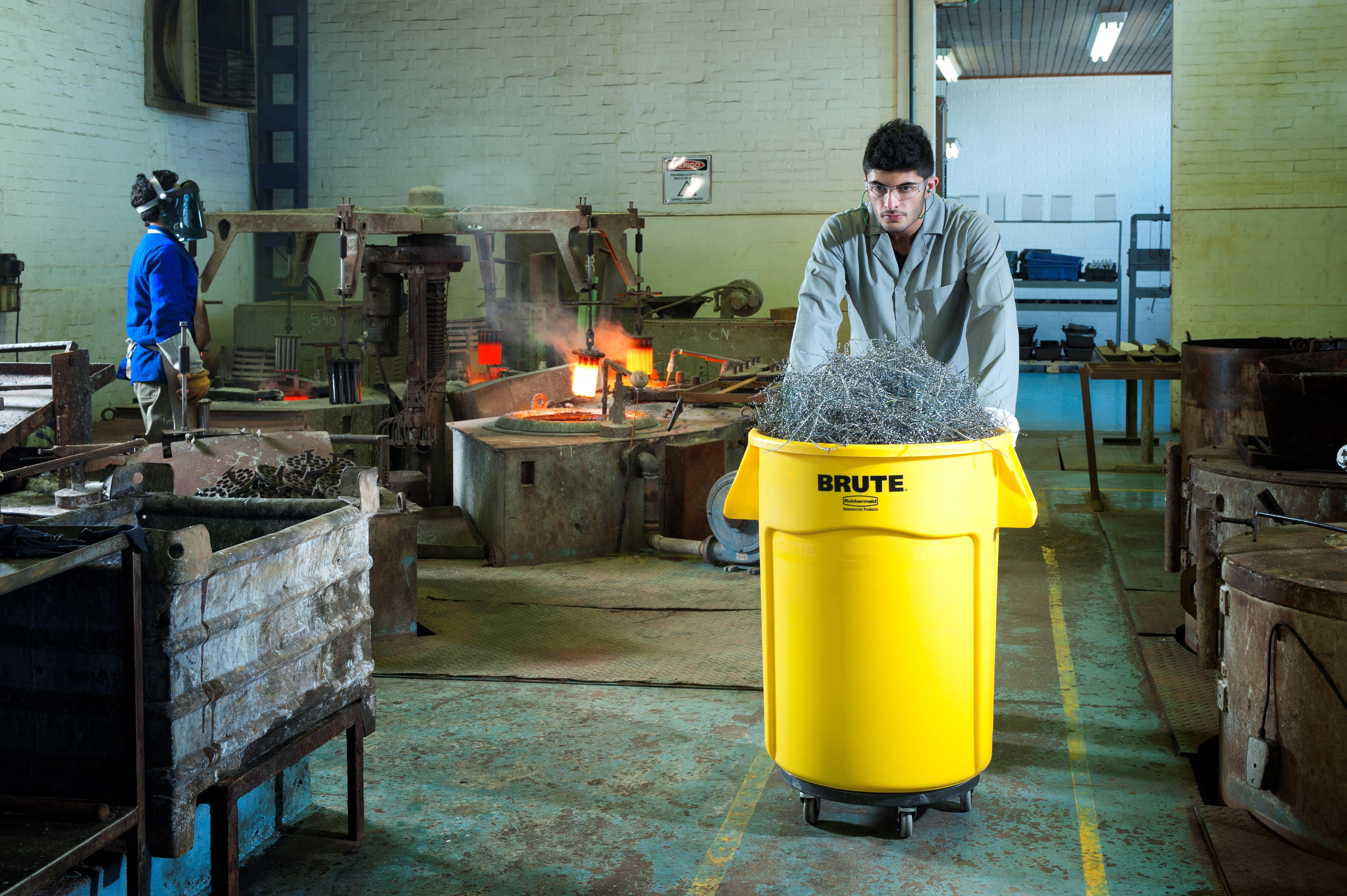 The BRUTE® Dolly smoothly and efficiently transports 20, 32, 44, and 55-gallon BRUTE® containers easily and quickly.