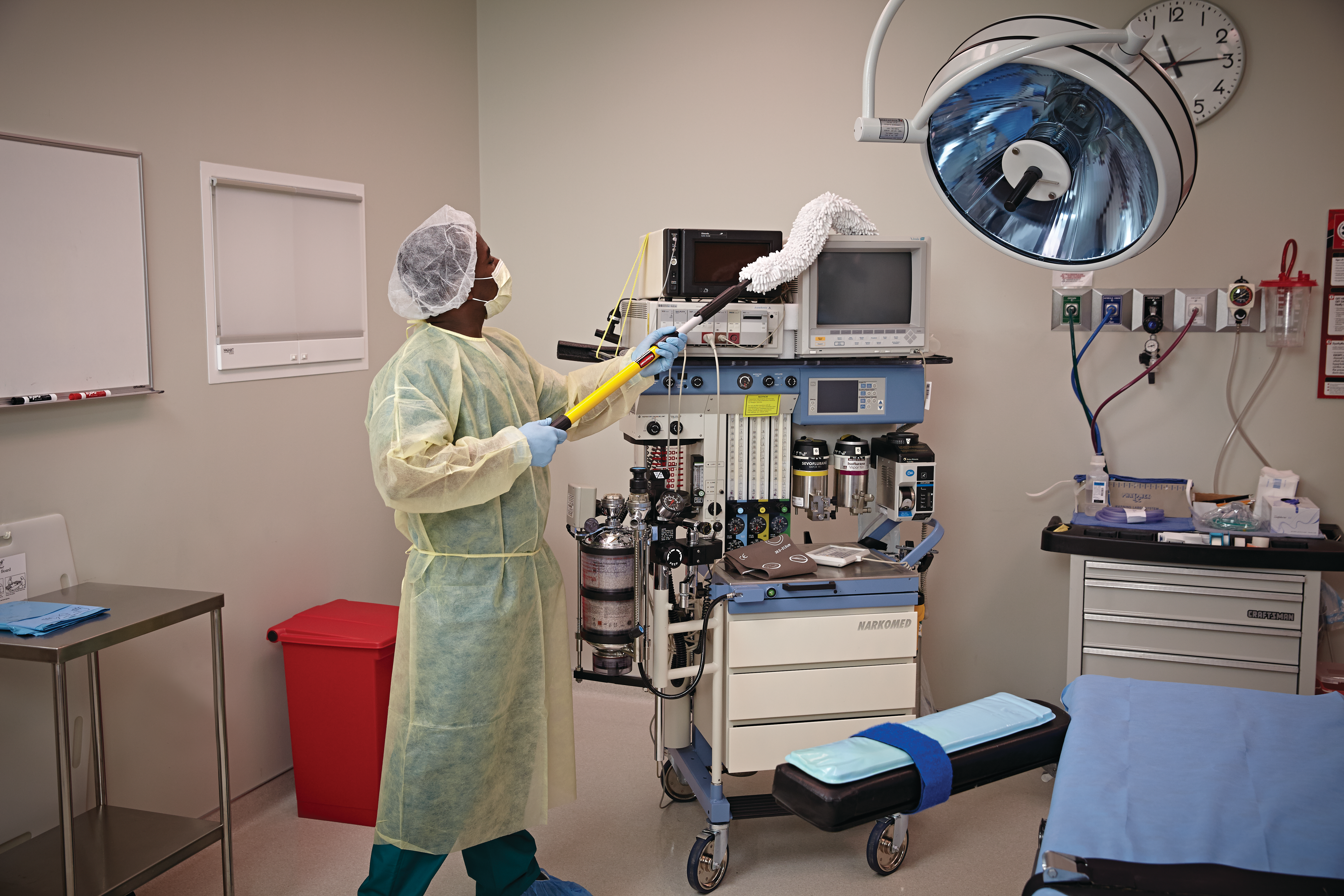 The Rubbermaid Commercial HYGEN™ Microfibre Quick-Connect Flexi-Wand and Duster helps easily clean vents, furniture, bed covers, uniquely shaped fixtures, and more.