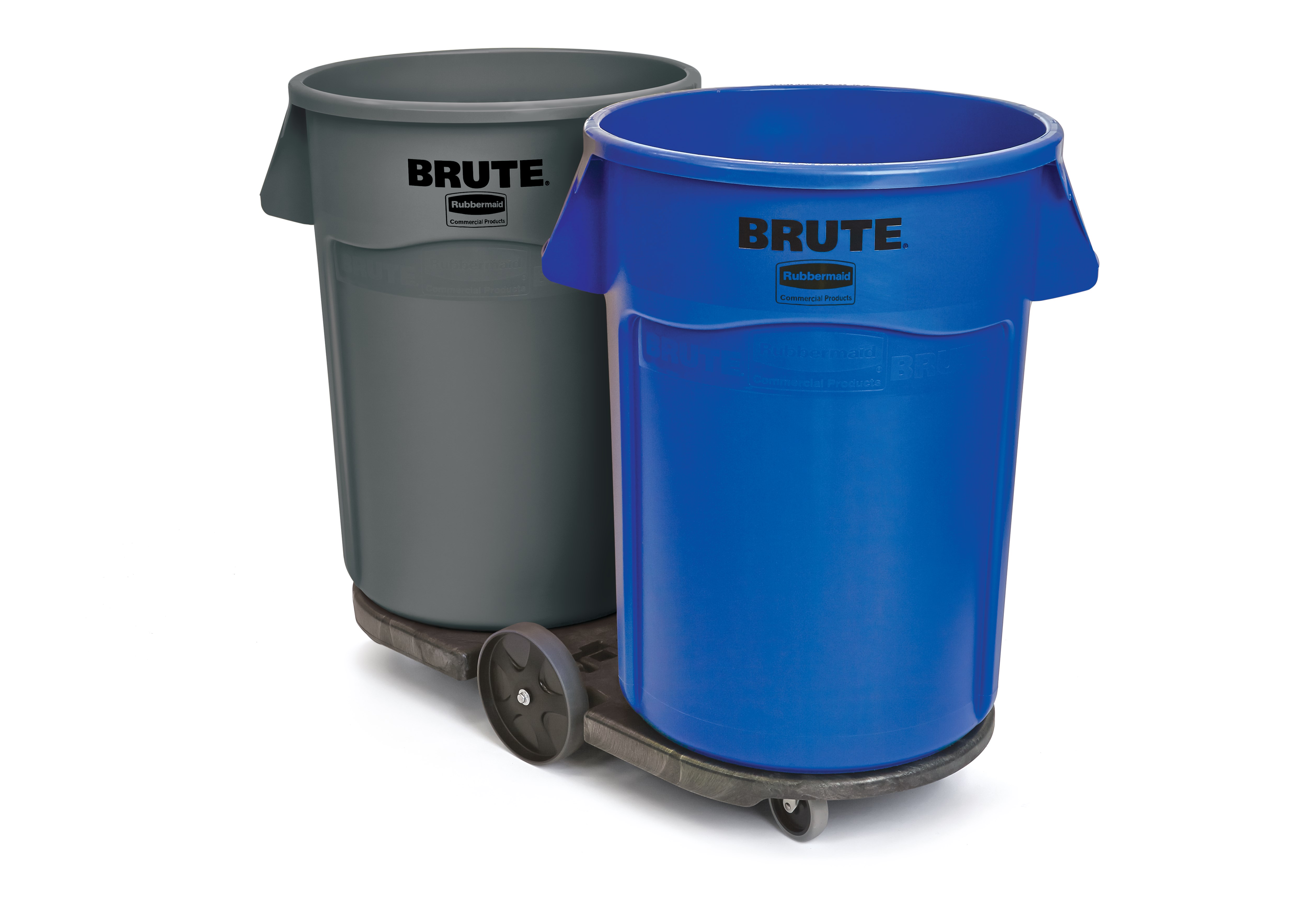 Two twist locks hold containers securely and unlock easily for unloading, allowing easy transport of two loaded 20, 32, and 44-gallon BRUTE® containers for increased productivity.