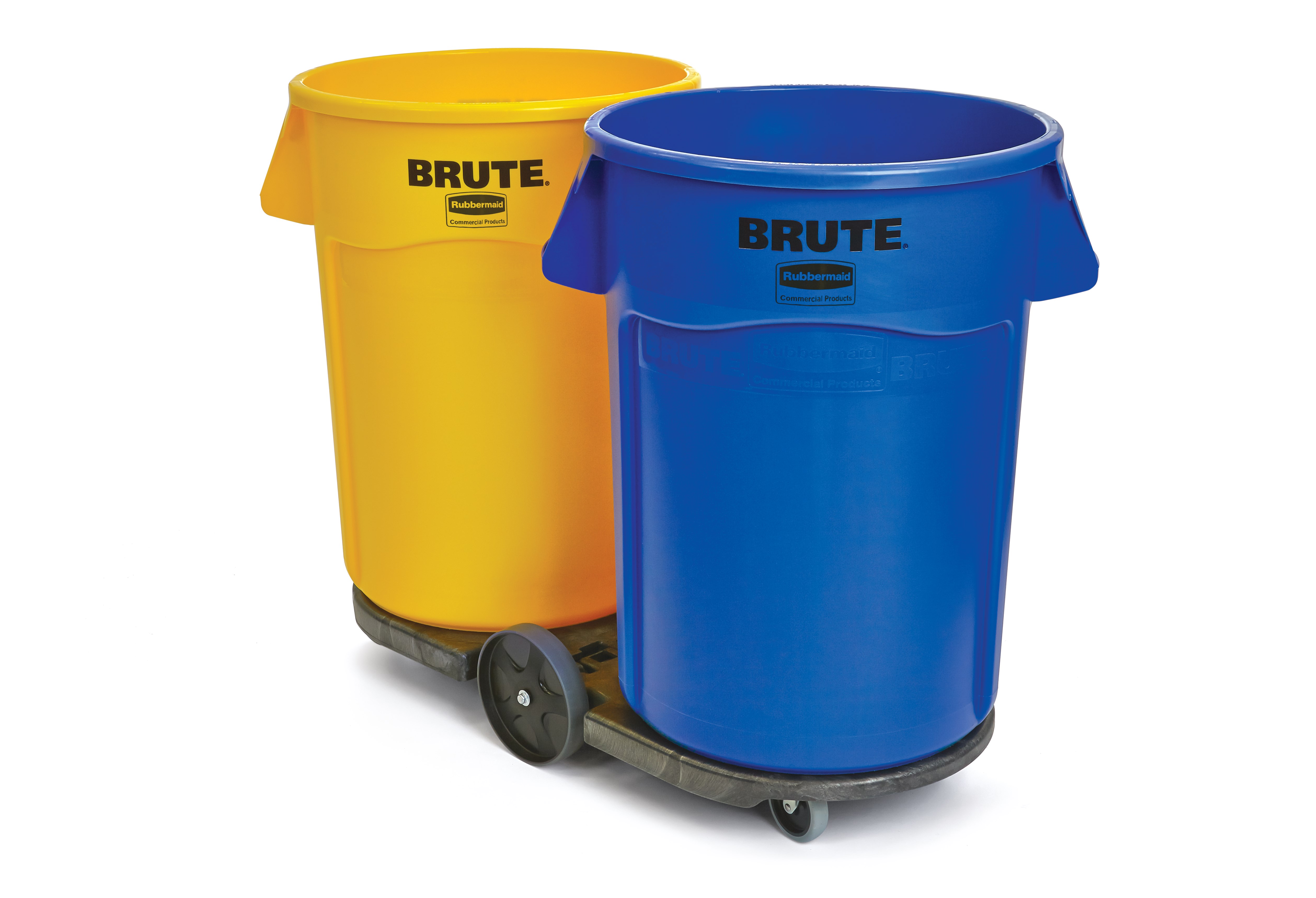Two twist locks hold containers securely and unlock easily for unloading, allowing easy transport of two loaded 20, 32, and 44-gallon BRUTE® containers for increased productivity.