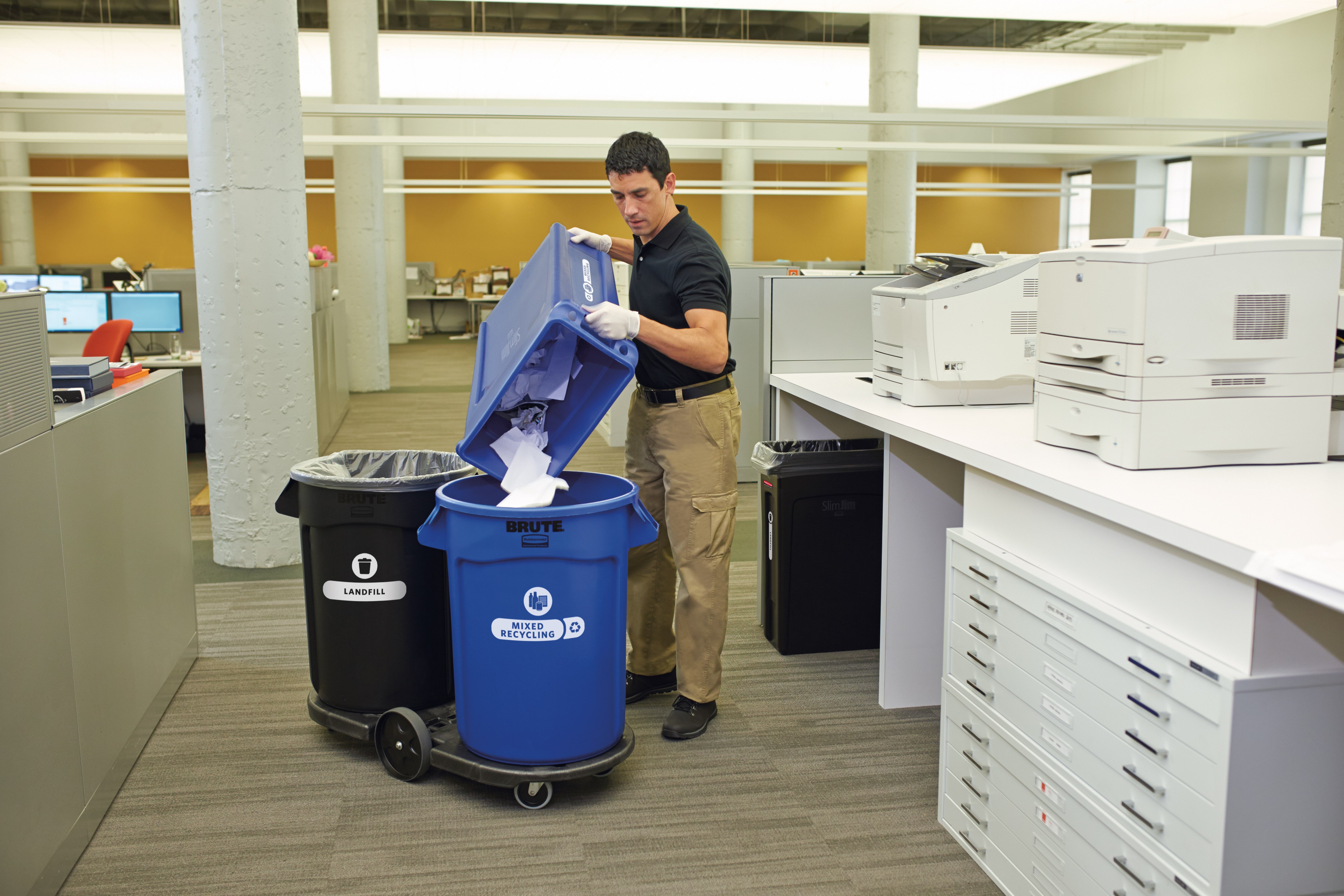 Two twist locks hold containers securely and unlock easily for unloading, allowing easy transport of two loaded 20, 32, and 44-gallon BRUTE® containers for increased productivity.