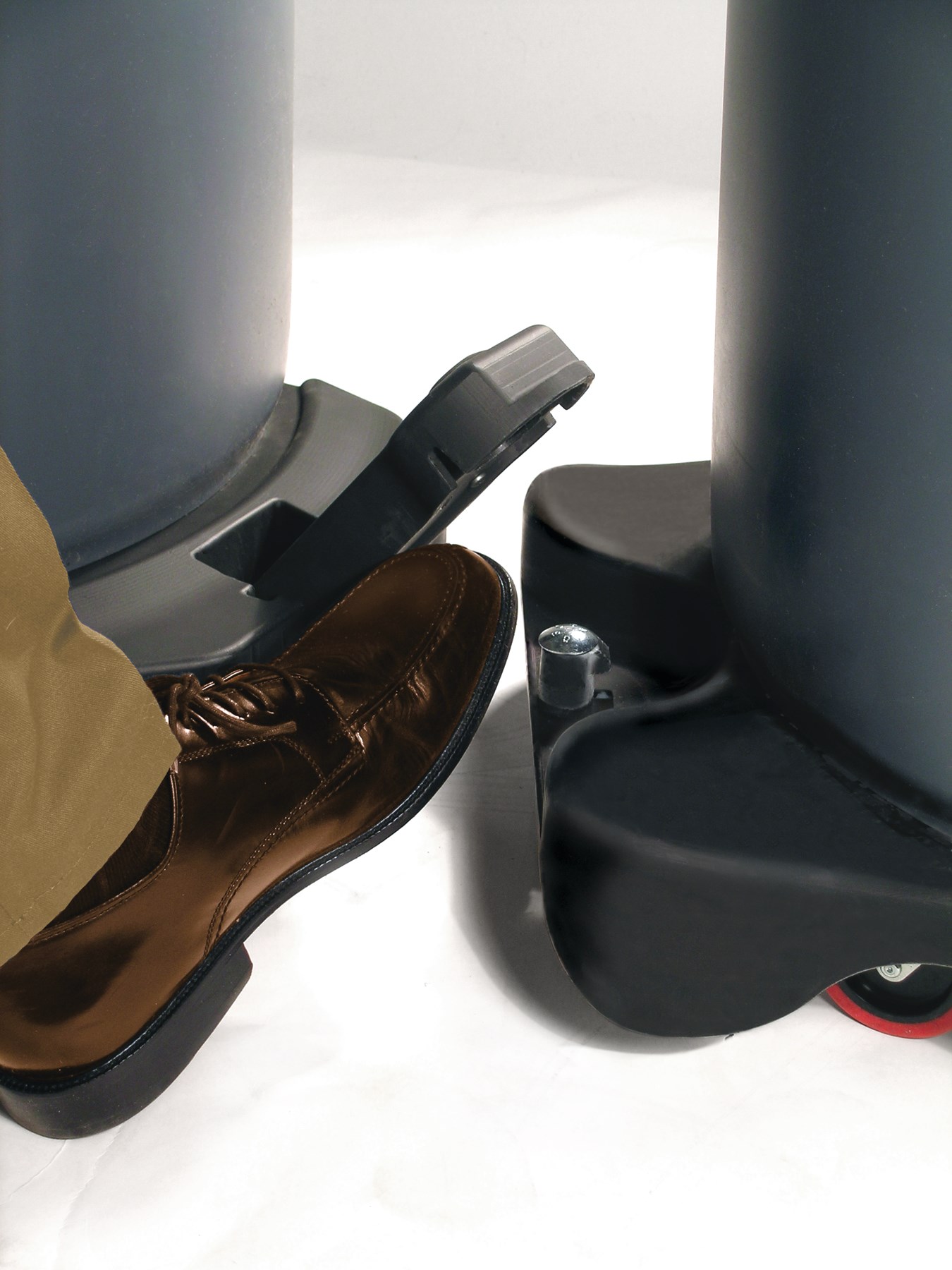 BRUTE® Trainable Dolly is designed for easy mobility and maneuverability of heavy loads.