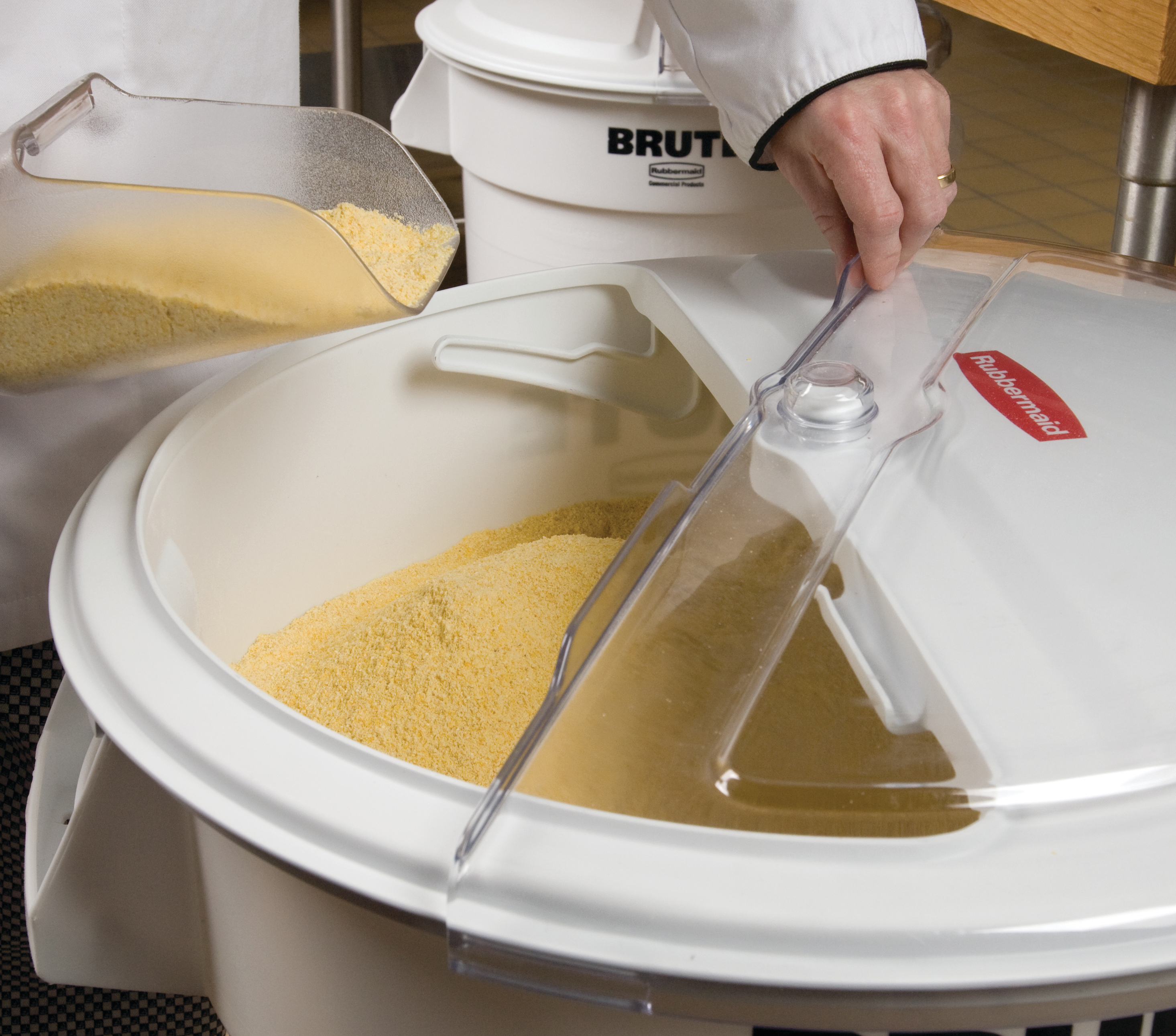 The Rubbermaid Commercial ProSave® sliding Lid and scoop for 36 l BRUTE® ingredient container