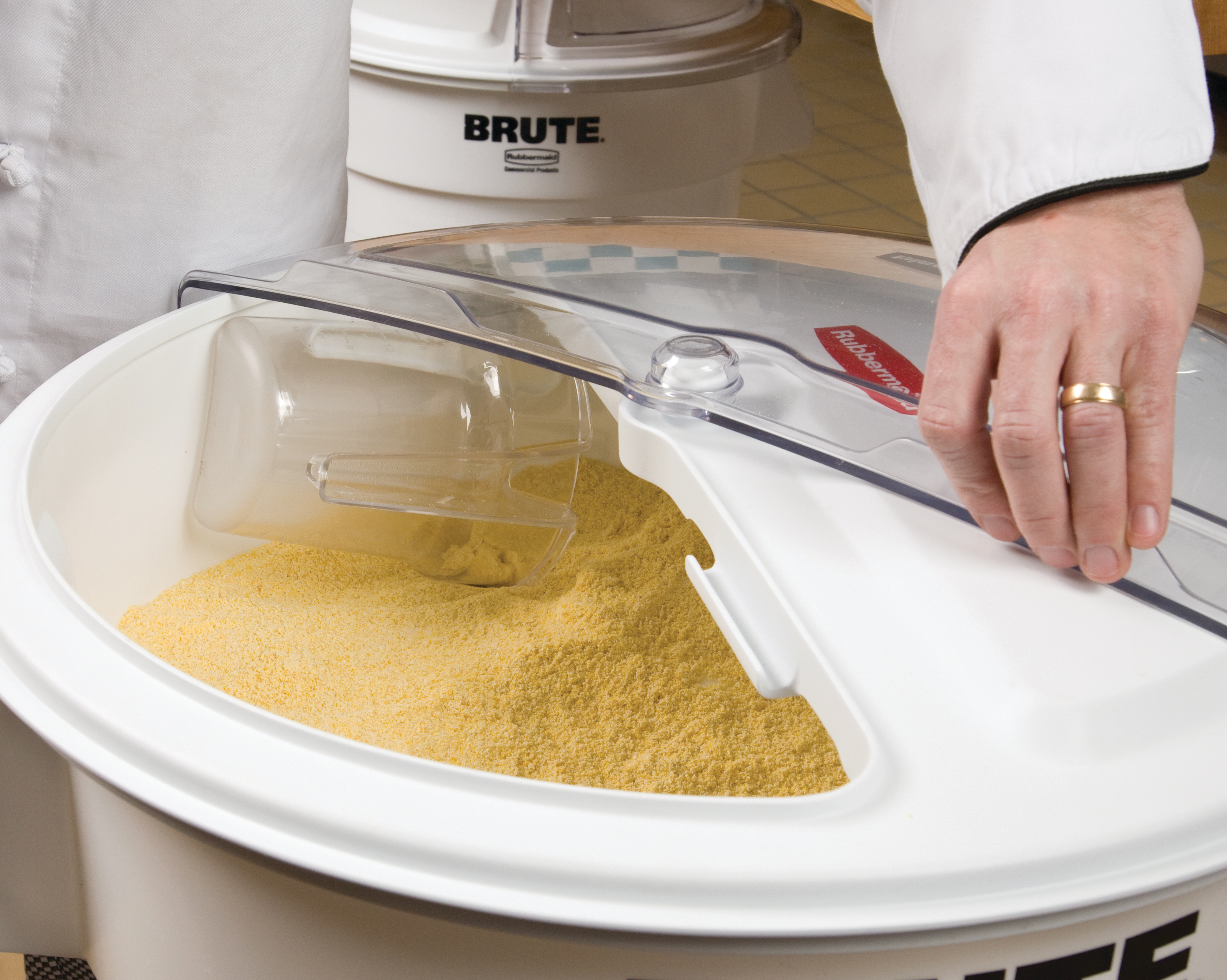 The Rubbermaid Commercial ProSave® sliding Lid and scoop for 36 l BRUTE® ingredient container