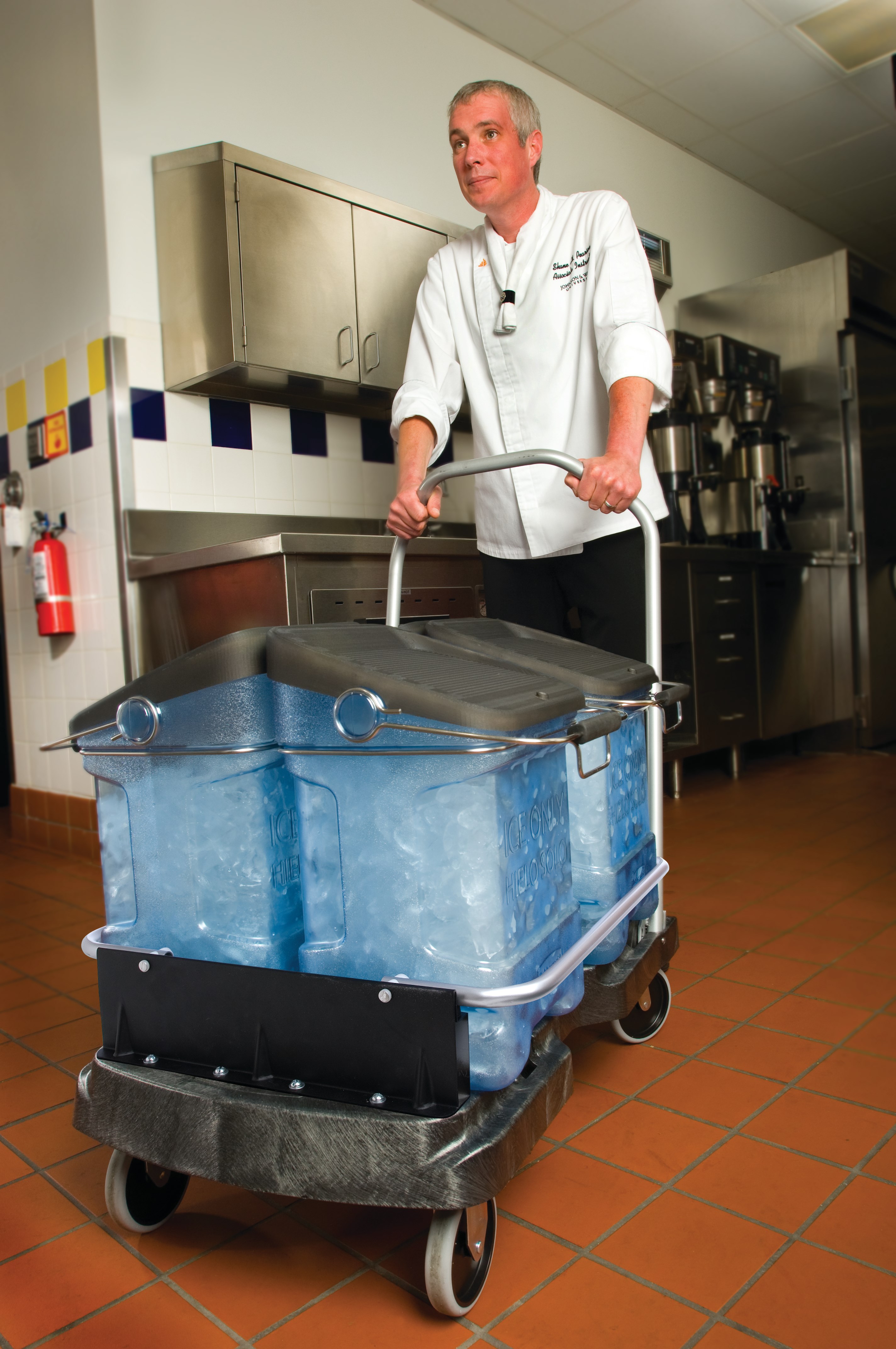 The Rubbermaid Commercial Ice Cart promotes safe transfer of ice to reduce risk of cross-contamination and improves employee safety.