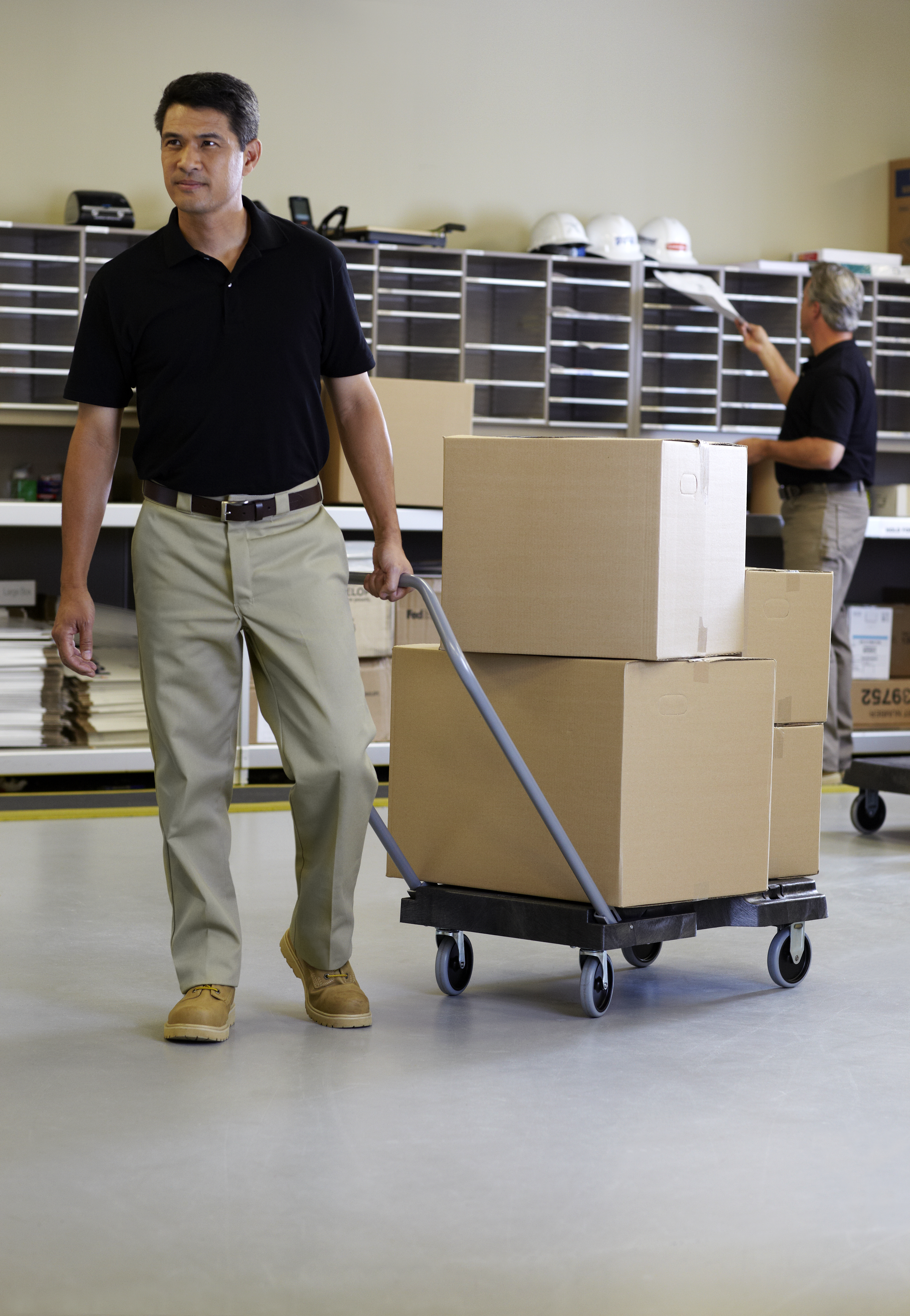 Le chariot Triple Rubbermaid optimise le transport des charges lourdes et volumineuses et se plie à plat pour en faciliter le rangement.